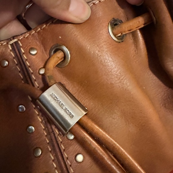 Authentic Michael kors bag, some signs of used and color fade - Picture 2 of 6